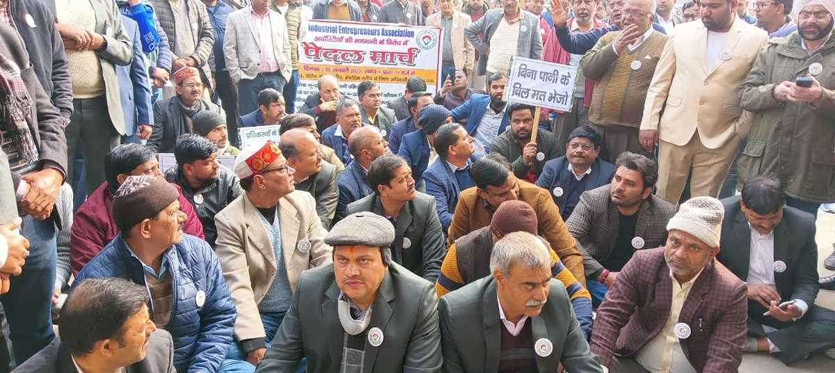 उद्यमियों ने आईईए के बैनर तले किया विभिन्न मांगों को लेकर प्रदर्शन